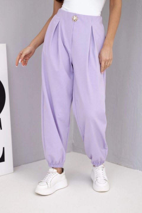 Spodnie damskie bawełniane z wysokim stanem i ozdobnym guzikiem jasno fioletowe