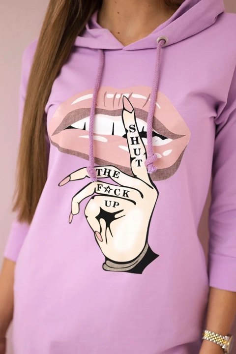 Sukienka z dłuższym tyłem i kolorowym nadrukiem fioletowa