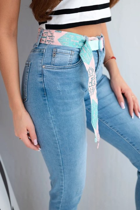 Spodnie damskie jeansowe mom fit z wysokim stanem i kolorowym paskiem