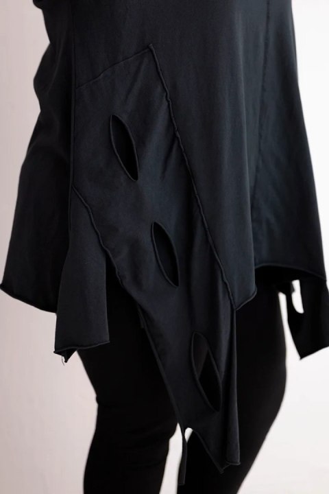 Bluzka damska bawełniana Plus Size z asymetrycznym dołem i wycięciami czarna