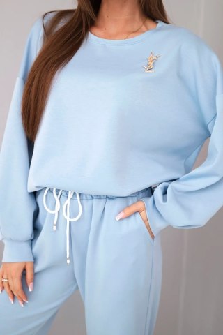 Komplet damski masełko bluza z broszką i spodnie z prostą nogawką niebieski