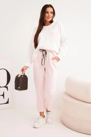 Komplet damski masełkowy z kontrastową kieszonką pudrowy róż